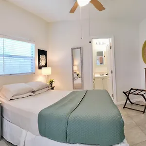 Loft Close To Downtown, Raymond Stadium, Airport And Many Places Apartment Tampa