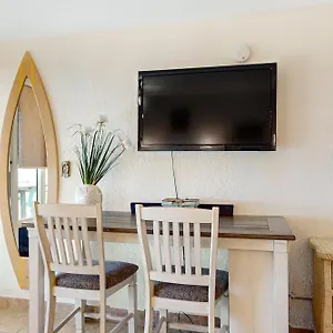 Sunshine & Oceanfront Serenity Apartment